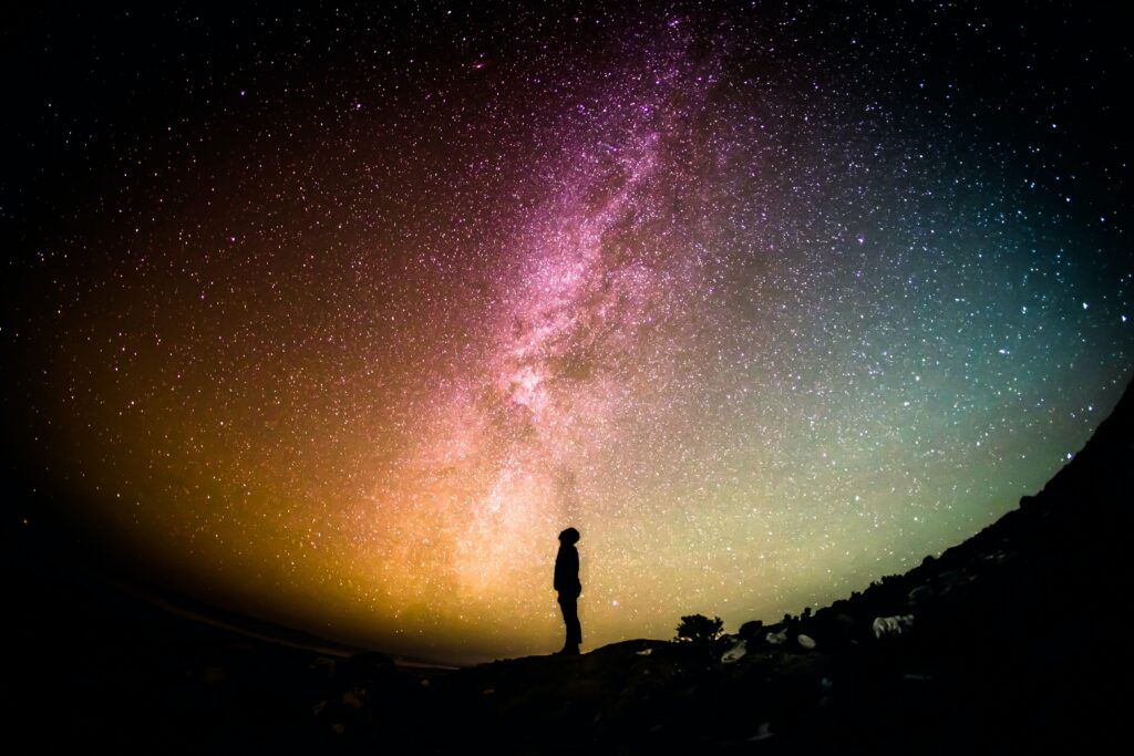 una persona contemplando el cielo mientras piensa en la reencarnacion