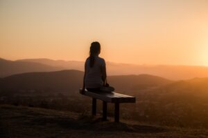 mujer contemplando el atardecer