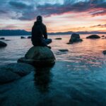 un hombre viendo el atardecer al pensar la idea del samsara